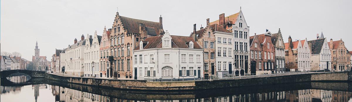 Brugge'de kanal kıyısındaki tarihi evler – Belçika vize başvuru rehberi görseli