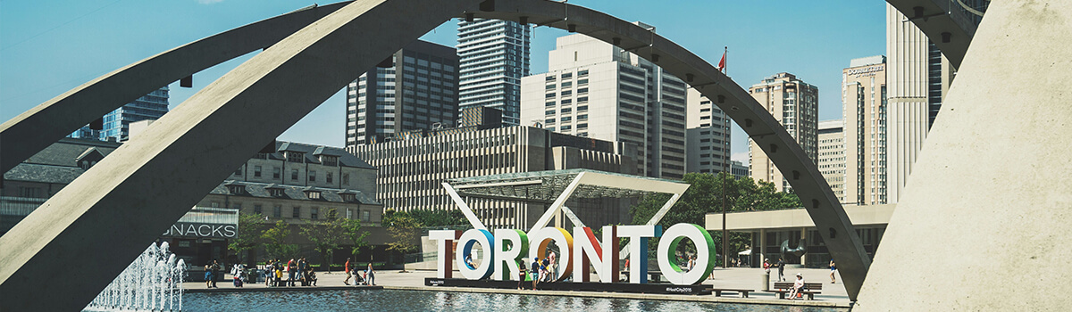 Nathan Phillips Meydanı'ndaki TORONTO yazısı, Toronto – Kanada vize başvuru rehberi görseli