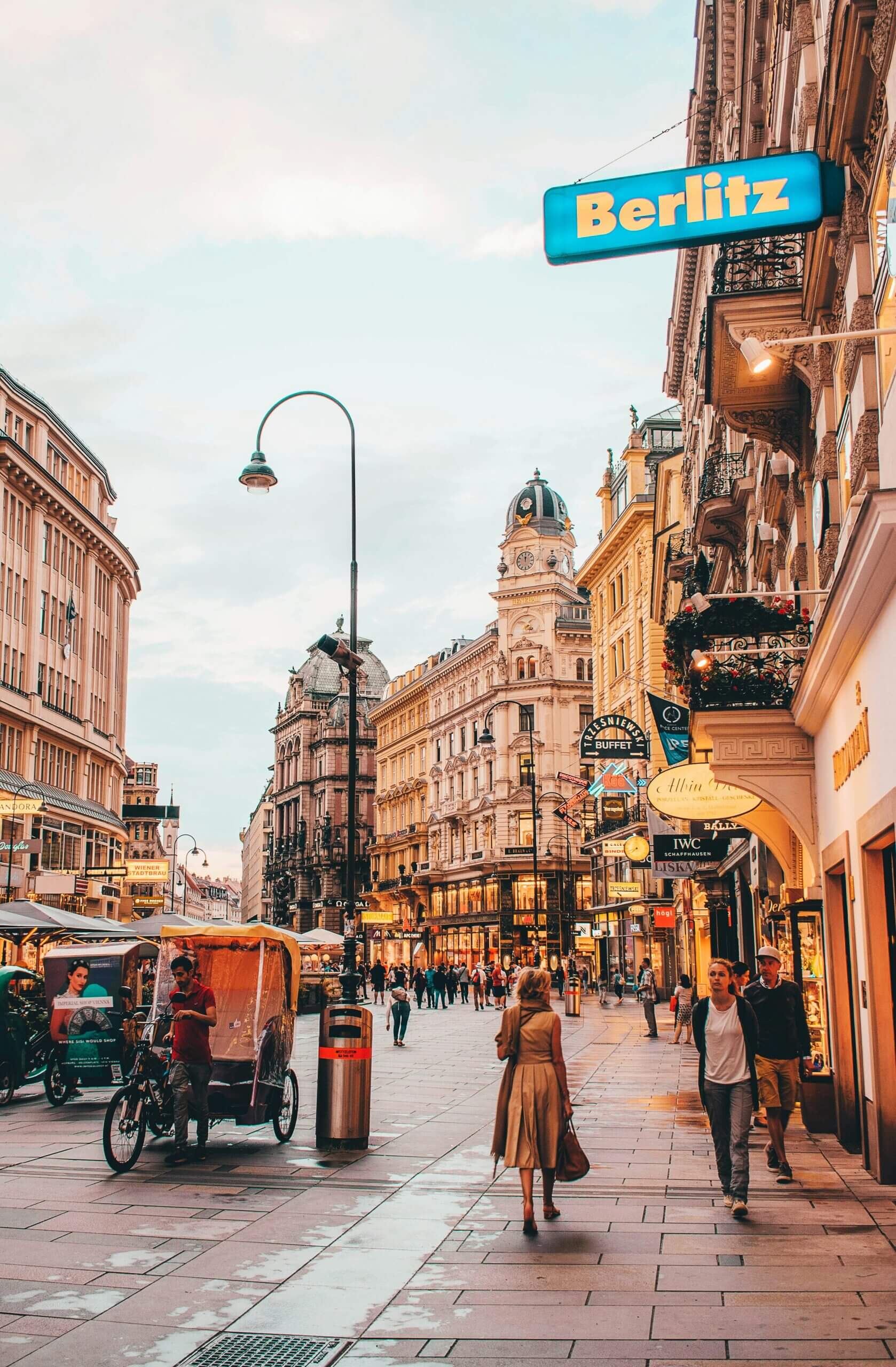 Viyana'nın tarihi şehir merkezinde bir alışveriş caddesi – Avusturya vizesi